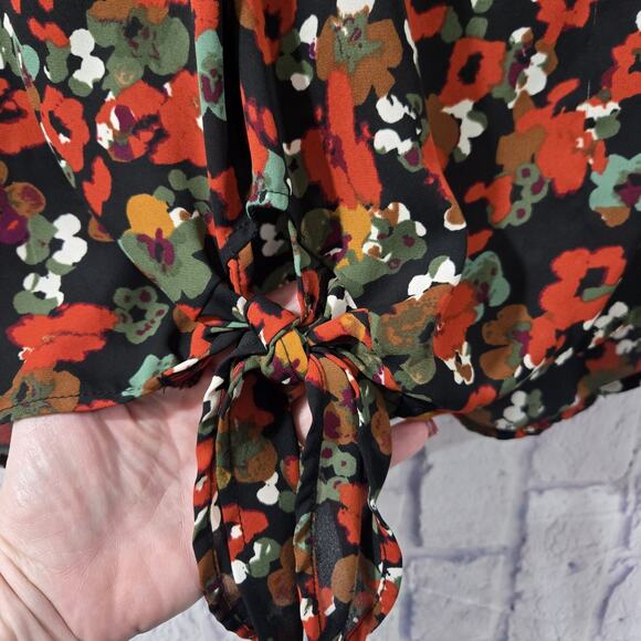 Beacon Apparel Womens SMALL Short Sleeve Tie Front  Blouse Black Floral - Picture 2 of 6
